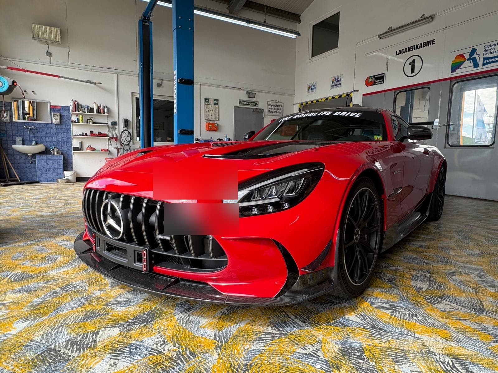 Mercedes AMG GT in der HOHLER Lackierkabine